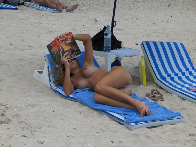 голая девушка с книгой