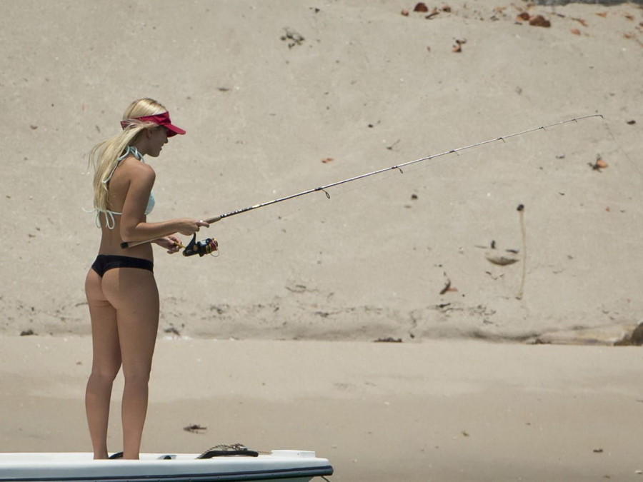 женщина без одежды на рыбалке