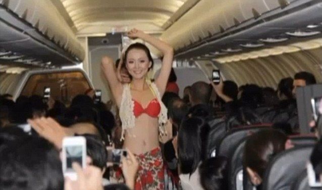 Вьетнамские авиалинии сняли со стюардесс все, кроме бикини 