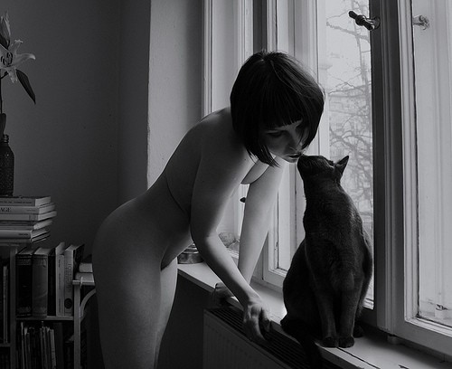голая девушка с кошкой
