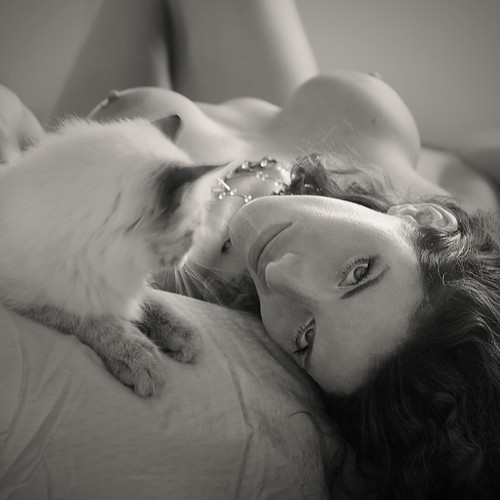голая девушка с кошкой
