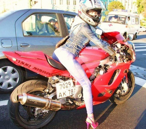 девушка на мотоцикле