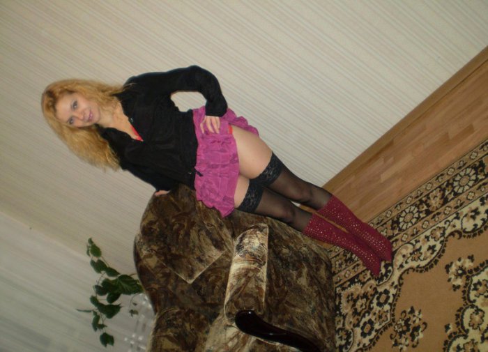 фото сексуальной девушки на фоне ковра