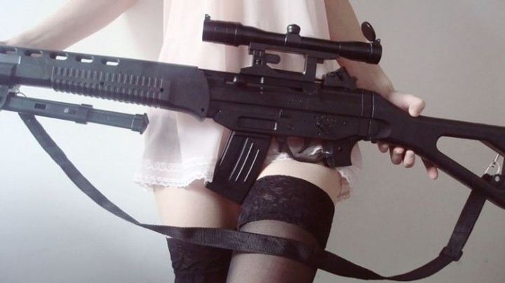 эро фото девушки с оружием