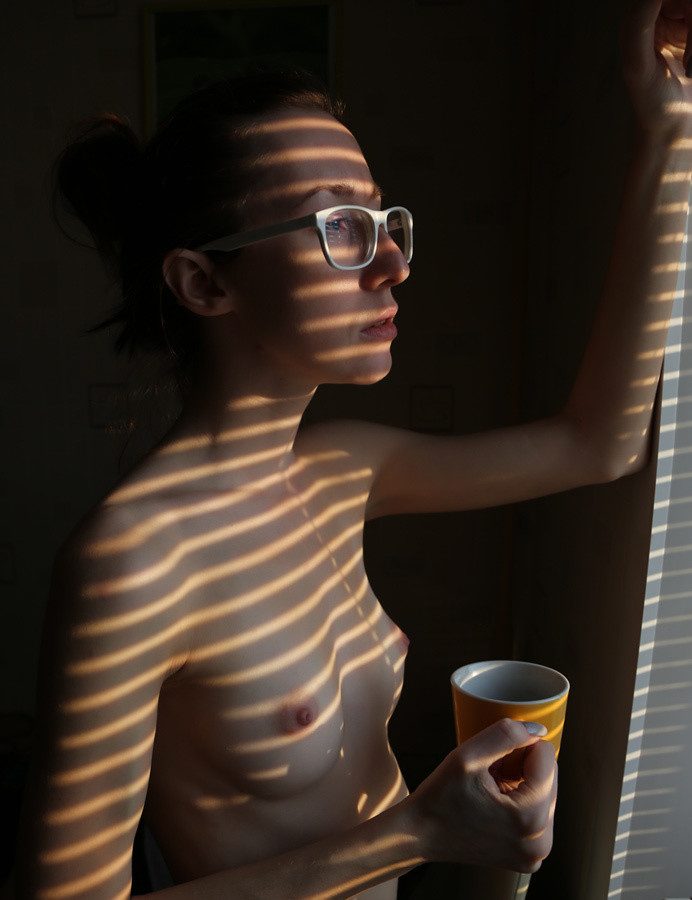 голая девушка и кружка кофе