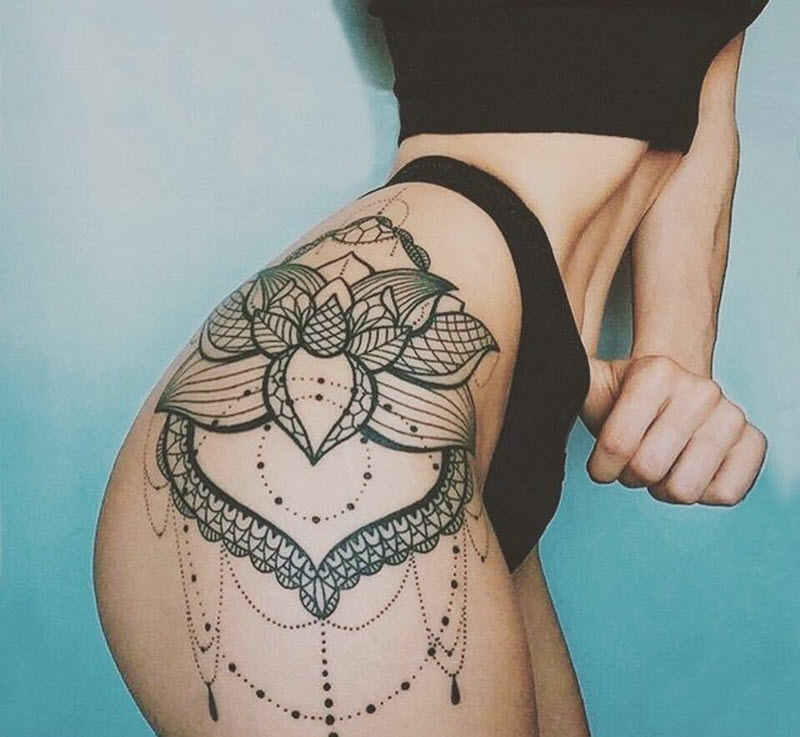 татуировка на женских бедрах