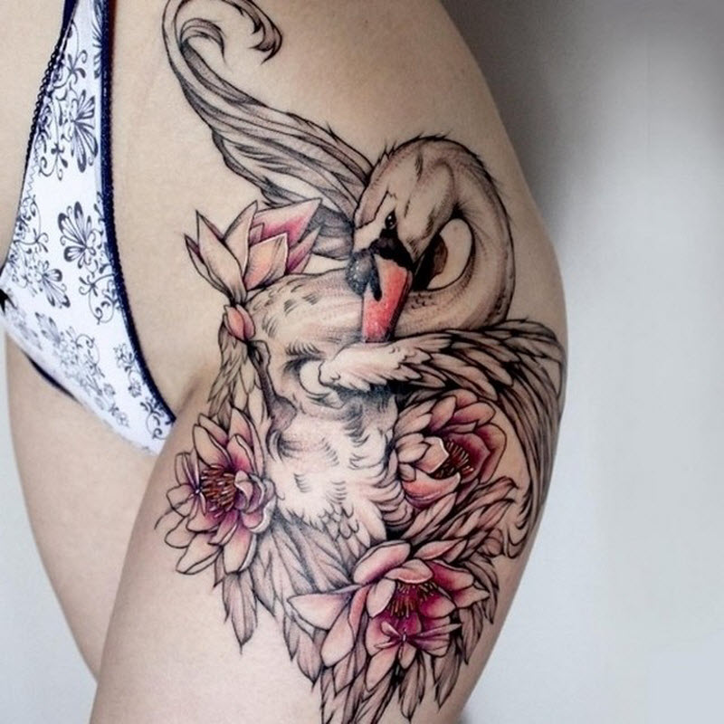 татуировка на женских бедрах