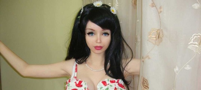 Живая Барби из России: девушка с большой грудью и тонкой талией 