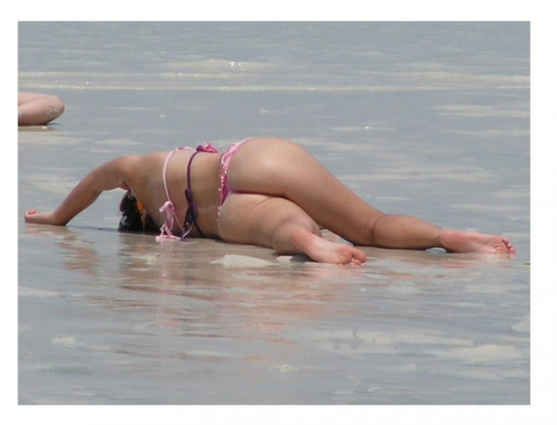 женская попка на пляже