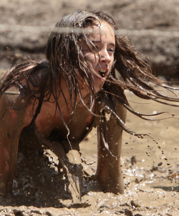 девушка в грязи