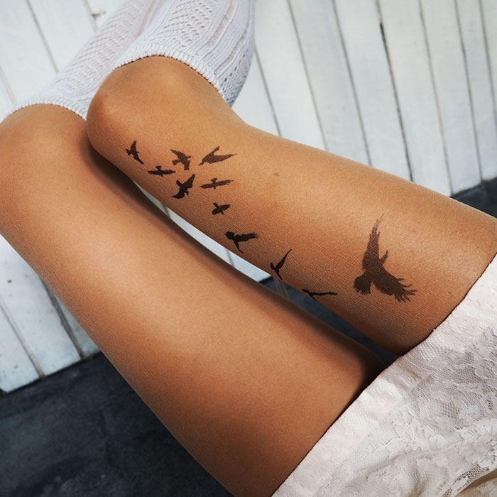 Реалистичные тату-колготки, создающие впечатление татуированных ног