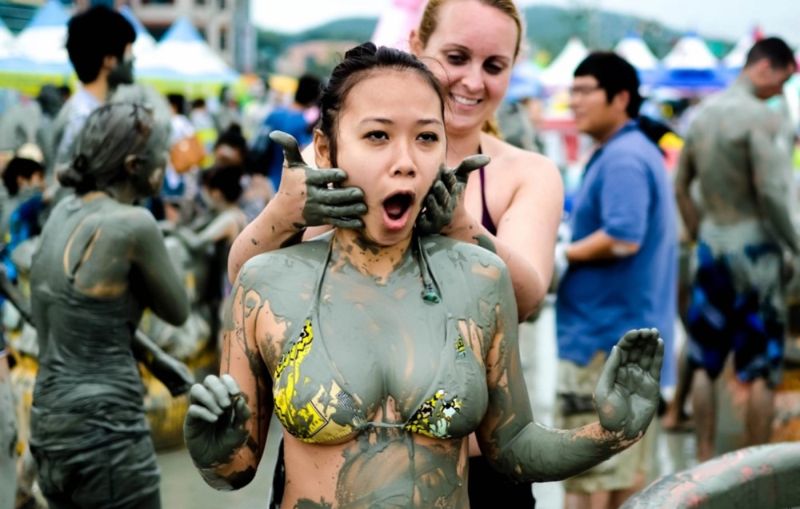 Девушки резвятся на фестивале грязи в Корее 