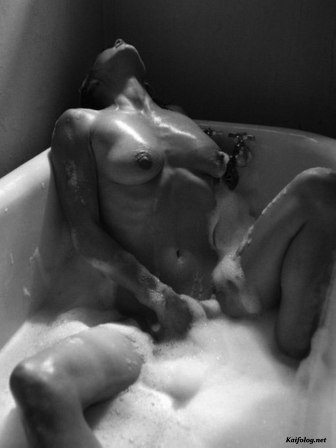 Natalie Knight стоит под душем и ласкает мокрые сиськи и киску