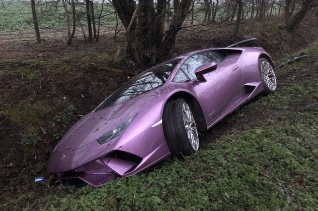 В Лондоне нашли оставленную в кювете Lamborghini