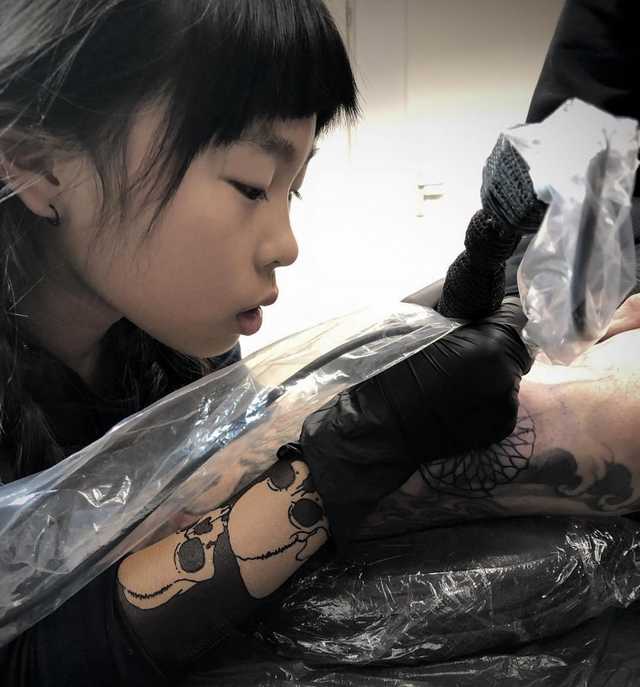 10-летняя японка врывается в брутальный мир татуировок