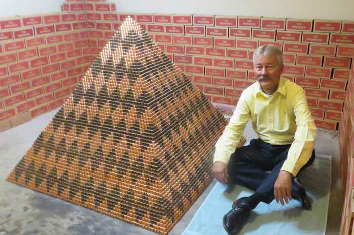 Американец построил пирамиду из 1 миллиона центов, чтобы установить мировой рекорд. На это ушло 3 года!