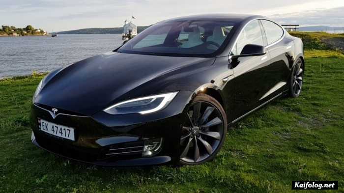 Телефоны заперли владельцев Tesla в машинах