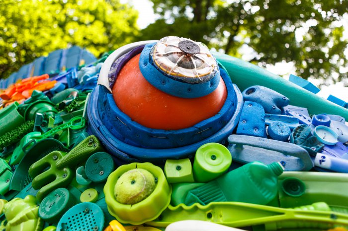 Пластиковое искусство из мусора 