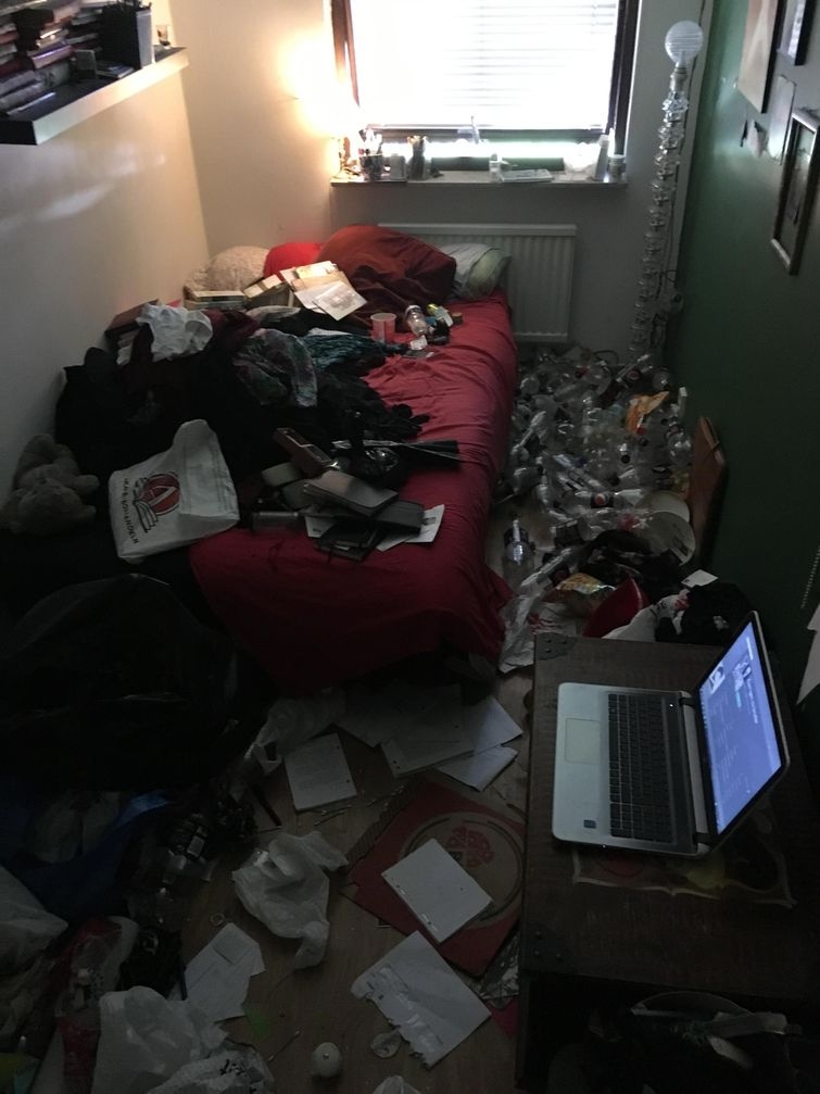 Пользователь показал, как выглядит его комната во время депрессии 