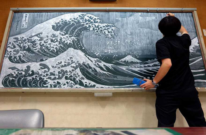 Японский учитель удивляет потрясающим искусством рисования мелом