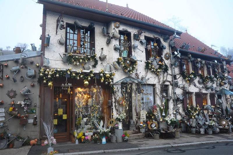 Французский цветочник за 15 лет украсил магазин 800-ми лейками