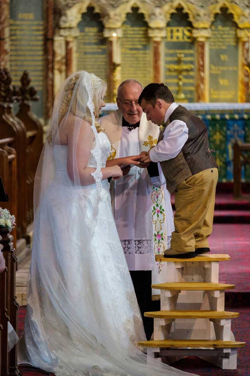 Этот жених взял стремянку в церковь, чтобы поцеловать невесту 