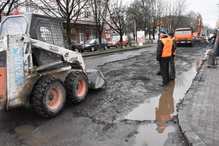 В украинском городке вместо ремонта дороги откопали советскую брусчатку 