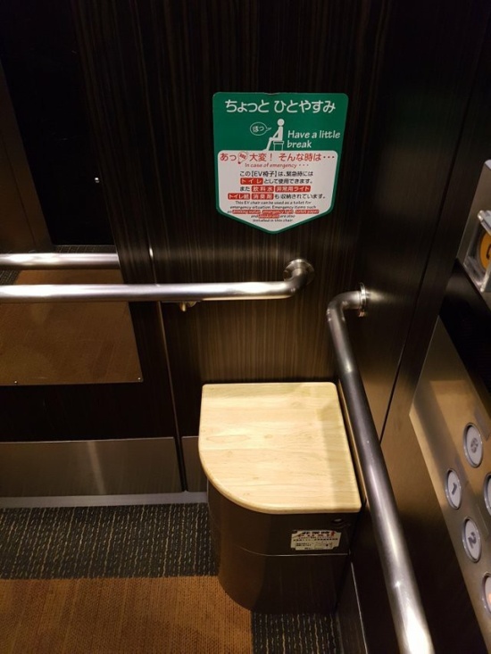 Для чего в лифтах в Японии устанавливают такой стул?