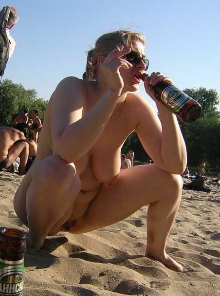 голая девушка с пивом