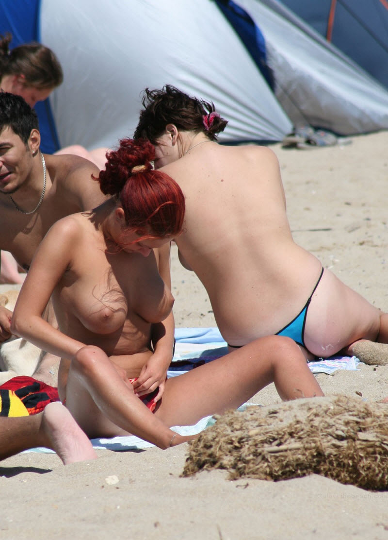 отдых нудистов на пляже
