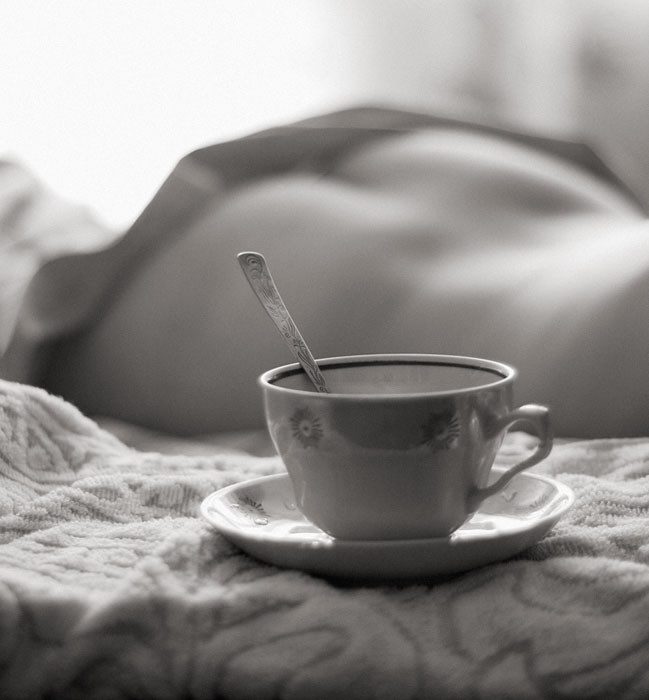 голая девушка и кружка кофе.