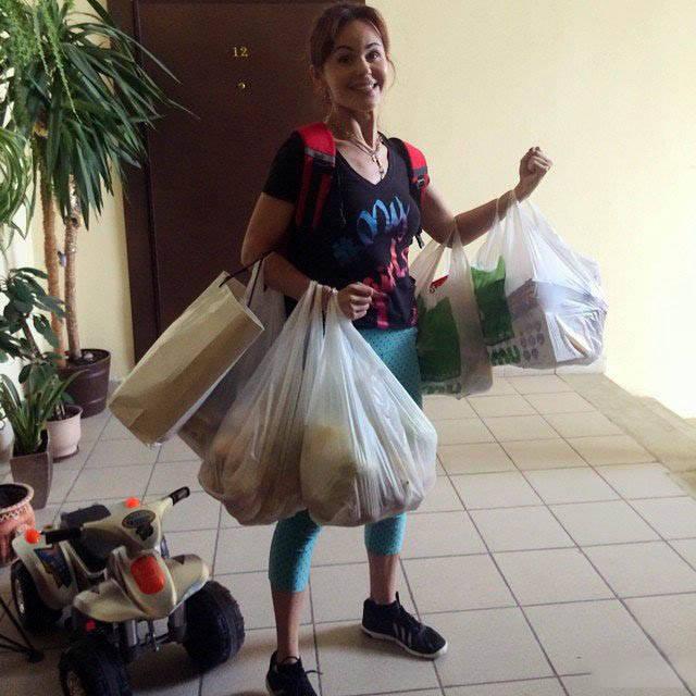 девушка делает мужскую работу
