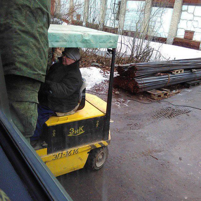девушка делает мужскую работу