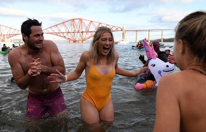 Пловцы по всей Великобритании окунулись в холодные воды, чтобы отметить наступление 2019 года