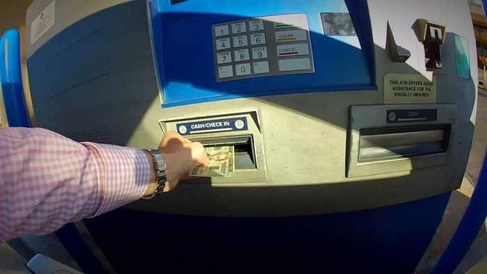 Программист придумал, как бесконечно снимать деньги из банкомата. Попался из-за жадности