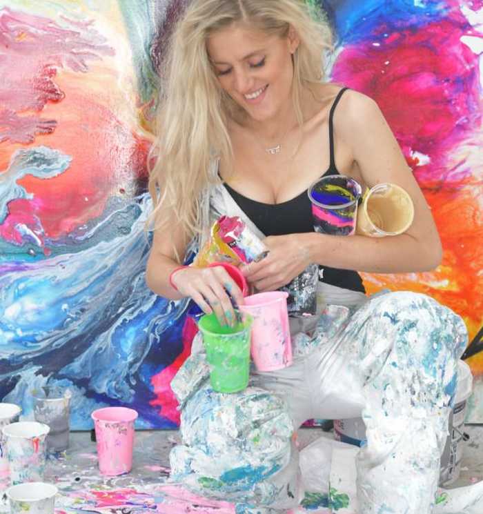 Уличная художница, запустившая тренд "сиськи в блестках", отчиталась о заработке 1 000 000 фунтов стерлингов за год
