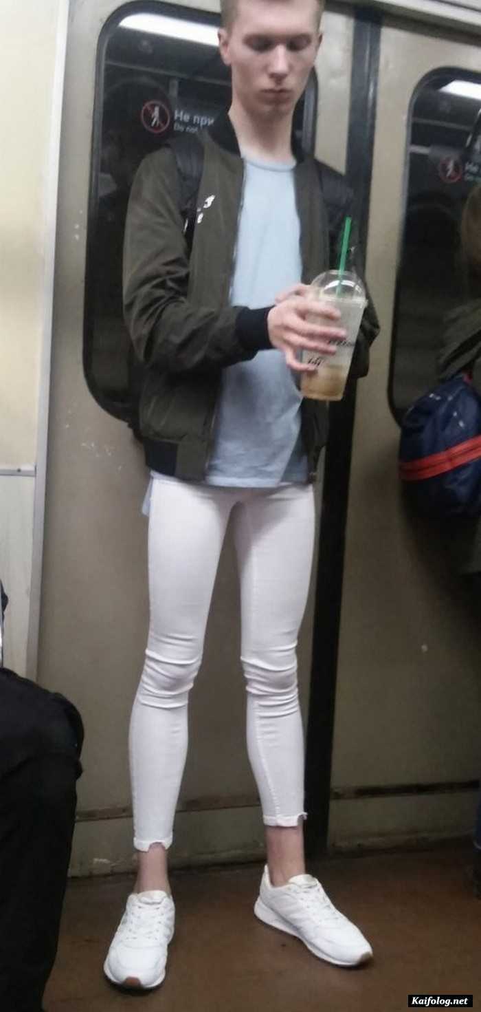 В джинсах в метро