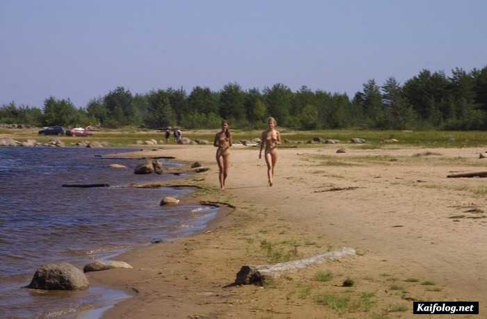 голые девушки в озере