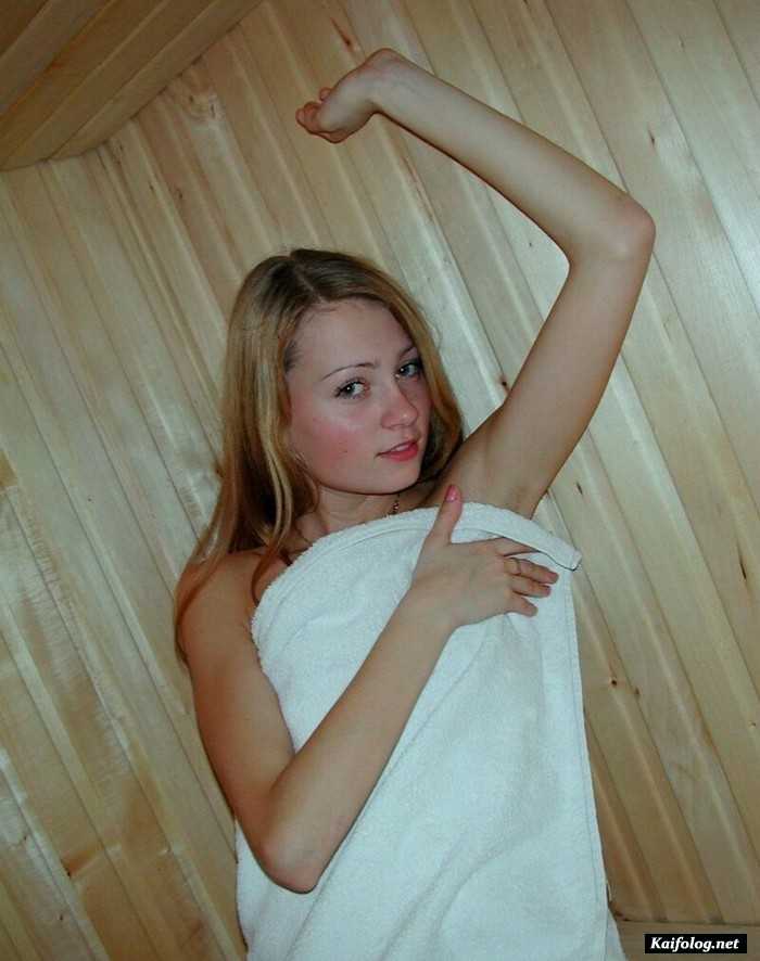 Девушка в сауне