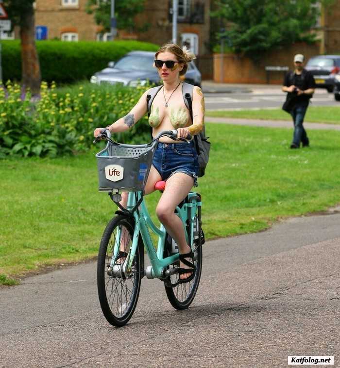 голая девушка велосипед