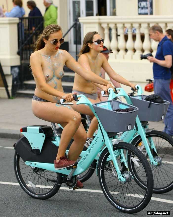 голая девушка велосипед