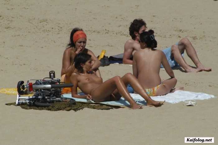 голая девушка на пляже