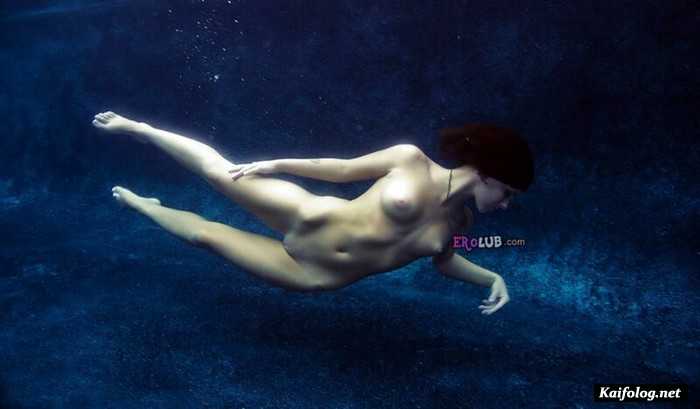 голая девушка под водой