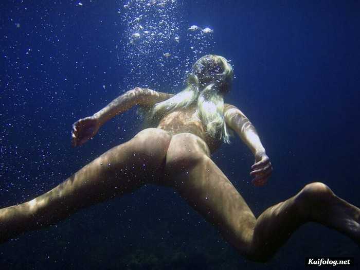 голая девушка под водой