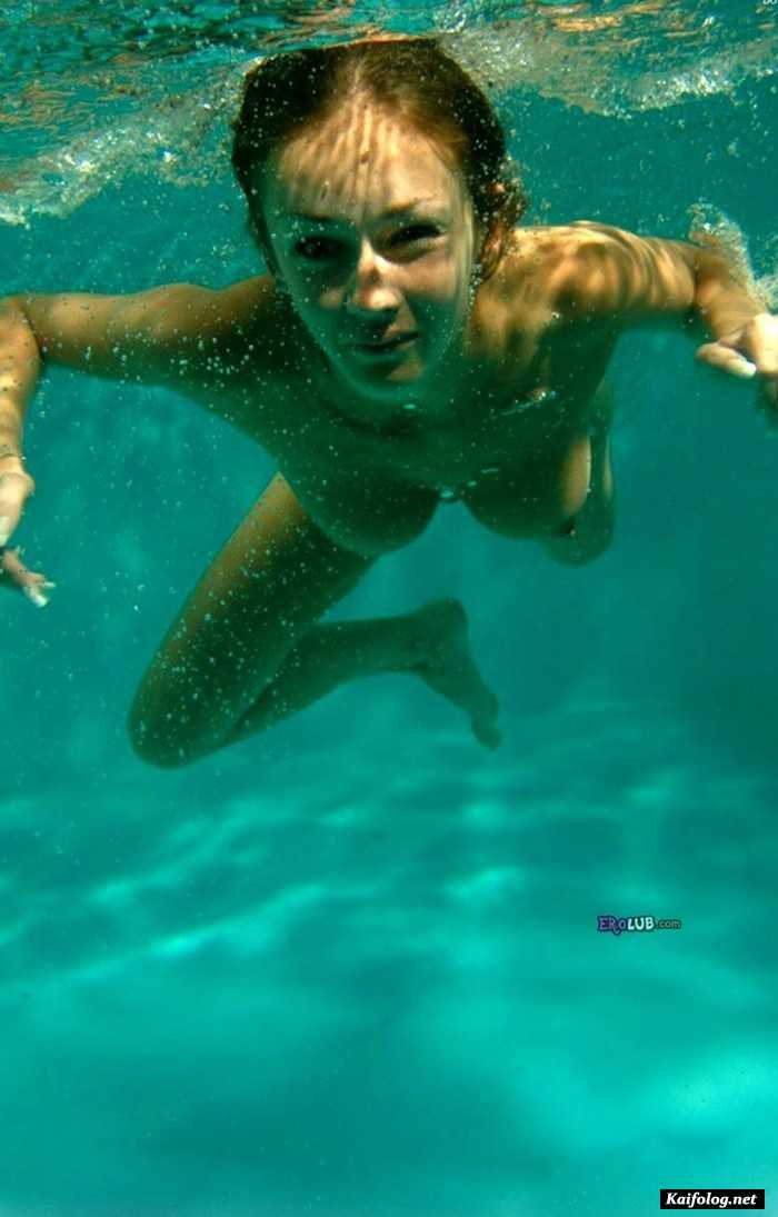 голая девушка в воде