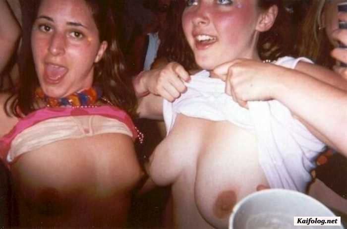 девушка показывает грудь в общественном месте