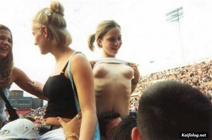 девушка показывает грудь в общественном месте