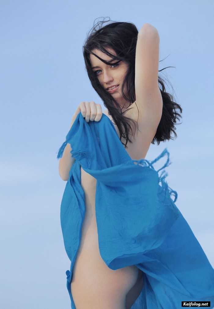 голая девушка с синим платком на песке