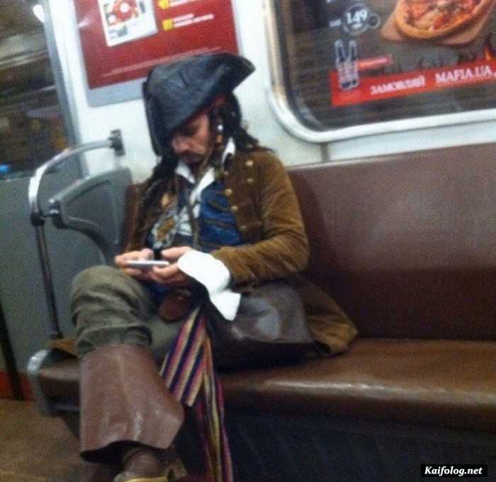 экстравагантный человек в метро