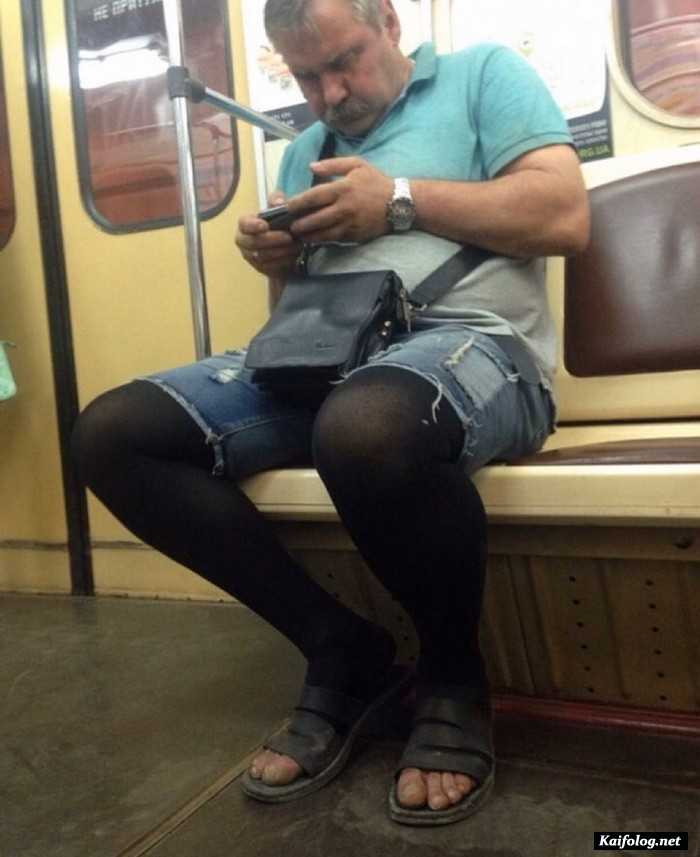 экстравагантный человек в метро